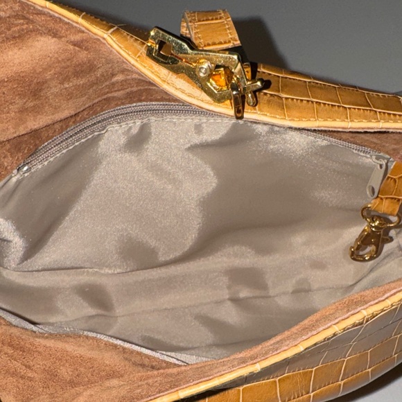 Puntotres Elegant Tan Crocodile Embossed Genuine Leather Shoulder Bag - Picture 11 of 13